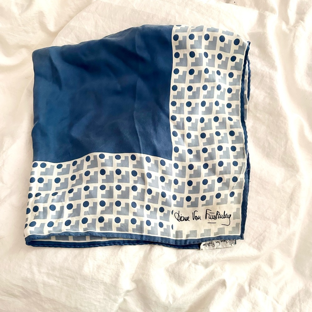 Vintage Diane von Furstenberg 100% Silk Square Scarf Blue White Slate